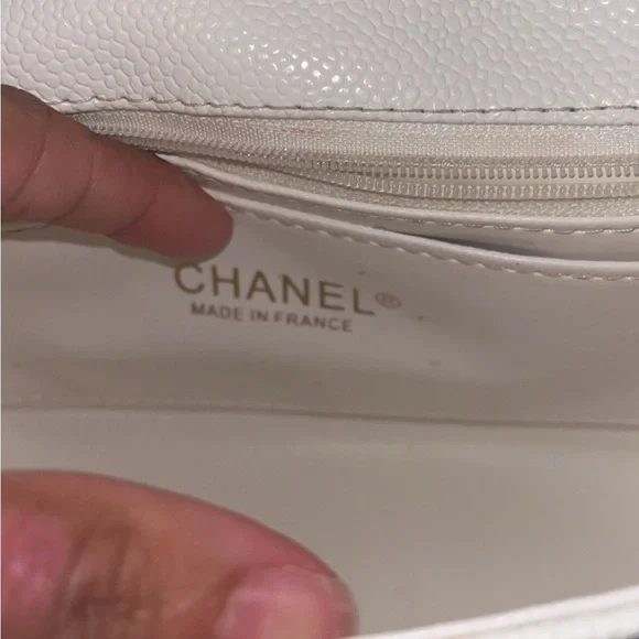 Classic Chanel White Quilted Leather Shoulder Bag with Chanel Perfume - Picture 4 of 12